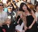 Charlotte Gainsbourg et l'équipe du film lors du tapis rouge pour la clôture du 63e festival de Cannes et de la présentation de L'Arbre de Julie Bertuccelli le 23 mai 2010