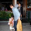 Suri Cruise : Virée gastronomique en famille... et avec ses deux meilleurs copains !