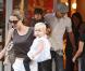 Shiloh Jolie-Pitt et sa famille formée par Angelina Jolie, Brad Pitt et ses frères Pax et Maddox, et sa soeur (cachée) Zahara (30 septembre 2007) 