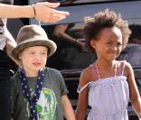 Shiloh Jolie-Pitt, tellement complice avec sa soeur Zahara, malgré leurs divergences de style vestimentaire ! (5 octobre 2009) 