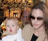 Shiloh dans les bras d'Angelina Jolie au côté de son grand frère, elle a 1 an (juin 2007) 