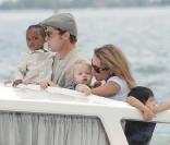 Shiloh avec sa soeur Zahara, son papa Brad Pitt, sa mère Angelina Jolie et son frère Pax, la famille est à Venise en septembre 2007, durant la Mostra 
