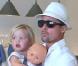 Shiloh fait les magasins en famille à Cannes en mai 2008 