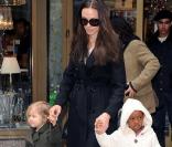 Angelina Jolie avec ses filles Shiloh et Zahara à New York en février 2009 