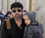 Shiloh dans les bras de son père Brad Pitt à Florence le 14 mars 2010