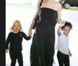 Shiloh avec sa soeur Zahara et sa maman Angelina
