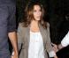 Eva Longoria avait opté pour un look beaucoup plus simple. Pantalon droit beige, veste kaki, top blanc et sandales à talons, l'épouse Parker était ravissante.