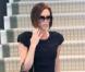 Top Isabel Marant, petite jupe en voile, les Zenith de Brian Atwood aux pieds et l'un de ses millions de Birkin d'Hermès au bras, Victoria Beckham est divine !