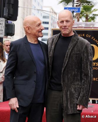 Ben Kingsley reçoit son étoile sur le Walk Of Fame, à Los Angeles, le 27 mai 2010. Ici avec Bruce Willis. 