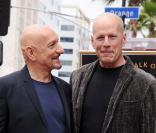 Ben Kingsley reçoit son étoile sur le Walk Of Fame, à Los Angeles, le 27 mai 2010. Ici avec Bruce Willis.<br />