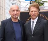 Ben Kingsley reçoit son étoile sur le Walk Of Fame, à Los Angeles, le 27 mai 2010. Avec le producteur Jerry Bruckheimer.<br />