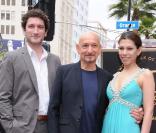 Ben Kingsley reçoit son étoile sur le Walk Of Fame, à Los Angeles, le 27 mai 2010. Avec son fils, Edmund, et sa femme, Daniela Lavender.<br />