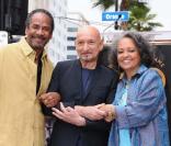 Ben Kingsley reçoit son étoile sur le Walk Of Fame, à Los Angeles, le 27 mai 2010. Ici avec Daphne Maxwell Reid et Tim Reid.<br />