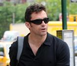 Hugh Jackman se rend à l'école de sa fille Ava, 4 ans et demi, pour la récupérer à la sortie de la classe, jeudi 27 mai, à New York.