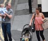 Wayne Rooney, son épouse Coleen et leur petit Kai sortent du restaurant San Carlo à Manchester le 31 mai 2010