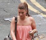 Wayne Rooney, son épouse Coleen et leur petit Kai sortent du restaurant San Carlo à Manchester le 31 mai 2010