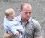 Wayne Rooney, son épouse Coleen et leur petit Kai sortent du restaurant San Carlo à Manchester le 31 mai 2010
