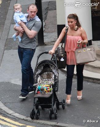 Wayne Rooney, son épouse Coleen et leur petit Kai sortent du restaurant San Carlo à Manchester le 31 mai 2010