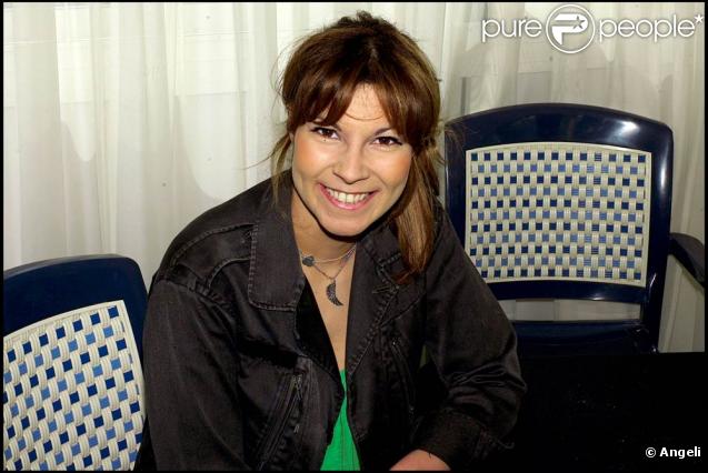 http://static1.purepeople.com/articles/4/57/26/4/@/421269-kenza-braiga-commerciale-en-637x0-4.jpg
