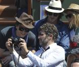 Stéphane Guillon apprend à Raphaël et Gaspard Ulliel comment devenir un bon photographe. Lors des demi-finales messieurs de Roland-Garros, le 4 juin 2010