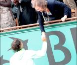 La reine Sofia serre la main de Rafael Nadal au tournoi de Roland-Garros, le 6 juin 2010.