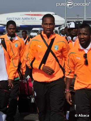 Didier Drogba et la délégation ivoirienne viennent de poser le pied en Afrique du Sud, à l'aéroport de Johannesbourg, le 10 juin 2010.