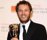 Duncan Jones et son BAFTA du meilleur premier film pour  Moon , en février 2010, à Londres. 