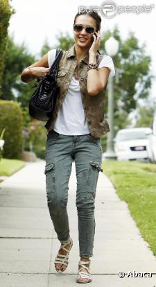 Jessica Alba dans les rues de Los Angeles le 11 juin 2010