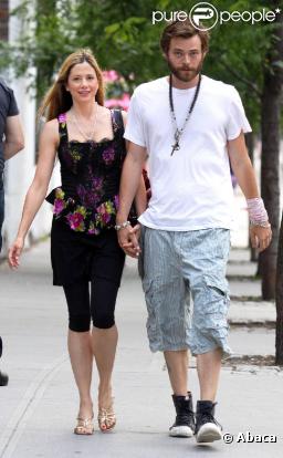 Mira Sorvino et son époux dans les rues de New York le 12 juin 2010