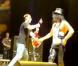 Slash se fait agresser par un inconnu sur scène, à Milan, le 10 juin 2010.