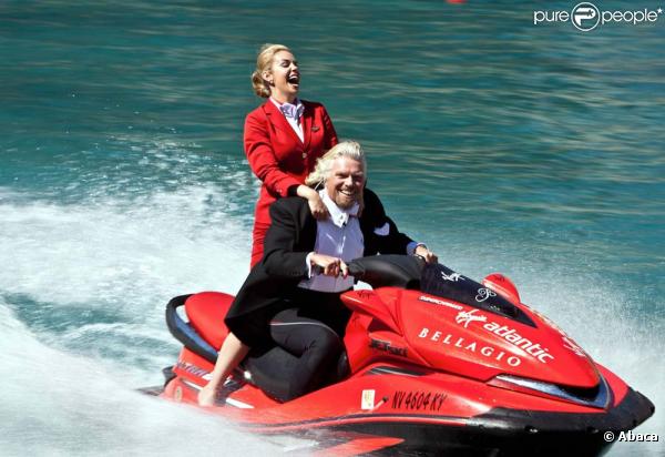 Richard Branson donne une conférence de presse aquatique, en compagnie d'une hôtesse de l'air de sa compagnie, à Las Vegas, le 16 juin 2010.