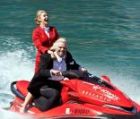 Richard Branson donne une conférence de presse aquatique, en compagnie d'une hôtesse de l'air de sa compagnie, à Las Vegas, le 16 juin 2010.