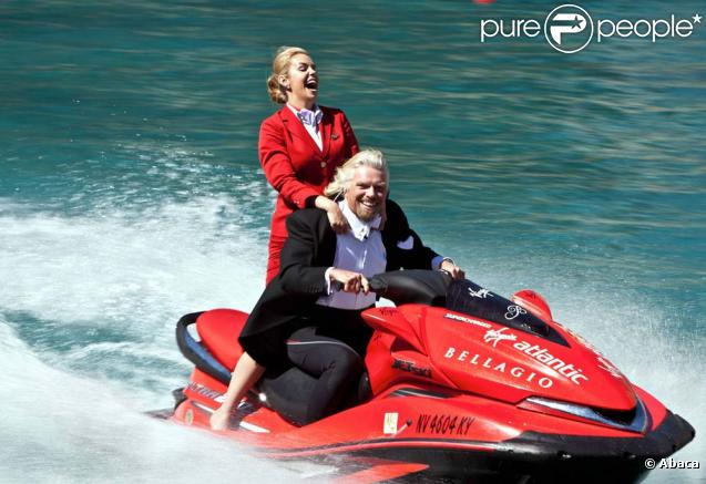 Richard Branson donne une conférence de presse aquatique, en compagnie d'une hôtesse de l'air de sa compagnie, à Las Vegas, le 16 juin 2010.