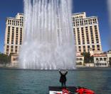Richard Branson donne une conférence de presse aquatique, en compagnie d'une hôtesse de l'air de sa compagnie, à Las Vegas, le 16 juin 2010.