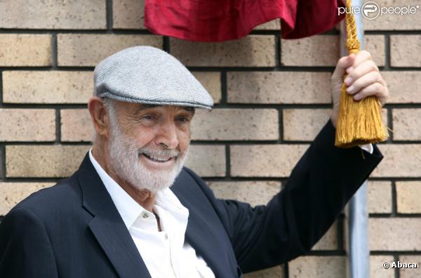 Sean Connery dévoile à Edimbourg une plaque à son nom le 17 juin 2010