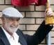 Sean Connery découvre son cadeau... sur le lieu de sa naissance !