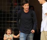 Jason Bateman et sa fille Francesca, 3 ans et demi, se promènent à New York, mardi 15 juin.