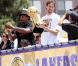 Les stars des Lakers paradent dans une ambiance de folie... et Khloe Kardashian est de la fête !