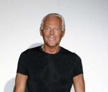 Georgio Armani salue à la fin de son défilé, à Milan le 22 juin 2010 !