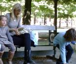 La comédienne américaine Laura Dern, à Paris, en compagnie de ses deux enfants - Jaya et Ellery -, le 23 juin 2010.