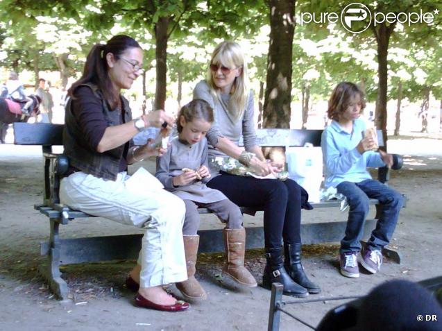 La comédienne américaine Laura Dern, à Paris, en compagnie de ses deux enfants - Jaya et Ellery -, le 23 juin 2010.