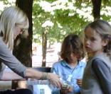 La comédienne américaine Laura Dern, à Paris, en compagnie de ses deux enfants - Jaya et Ellery -, le 23 juin 2010.
