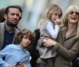 Laura Dern, son mari Ben Harper et leurs deux enfants, lors d'une cérémonie à Hollywood, en décembre 2009.