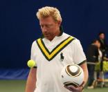 Boris Becker lors d'une exhibition à Londres avant le tournoi de Wimbledon.