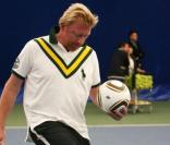 Boris Becker lors d'une exhibition à Londres avant le tournoi de Wimbledon.