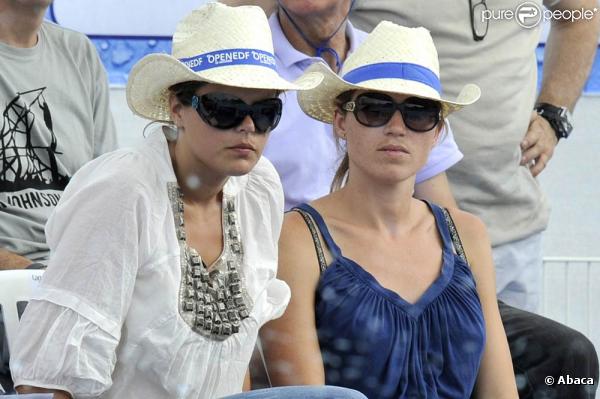 Laure Manaudou et une amie, à l'occasion de l'Open EDF, qui se tient au Lagardère Club de Paris, le 26 juin 2010. 