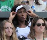 A Wimbledon 2010, les femmes de tennismen ont soutenu avec charme leurs champions respectifs... Mais pas Venus Williams, qui, elle, encourage sa soeur Serena ! 