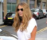 Elle MacPherson juchée sur des talons vertigineux signés Louboutin, et vêtue d'un tregging en vinyle qui dévoilait ses courbes parfaites, et qu'elle avait associé à un simple t-shirt blanc. Un look au top !