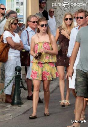 La princesse Beatrice, à Saint-Tropez, s'amuse avec son boyfriend Dave Clark, et des amis. Juillet 2010.