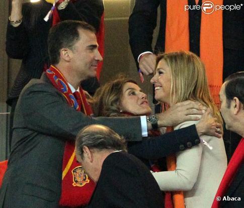 Le 11 juillet 2010, au Soccer City Stadium, les royaux espagnols ont savouré le bonheur de voir la Roja devenir championne du monde pour la 1e fois, en compagnie d'une Maxima des Pays-Bas et son mari déçus, mais pas abattus.